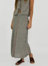 Pollera larga color dorado, tejida en hilo de lino con aberturas laterales.