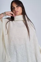 Poncho polerón negro tejido con cuello alto y mangas 3/4.