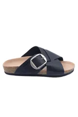 Sandalias negras cruzadas con hebilla plateada ajustable.