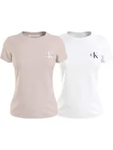 Pack de dos remeras Calvin Klein de corte slim, cuello redondo y manga corta. Incluye una remera color beige con logo blanco y una remera blanca con logo negro.