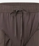 Bermuda deportiva masculina color marrón, con cintura elástica, cordón para ajuste, bolsillos, textura, etiqueta aplicada en la barra y reflectivos laterales.
