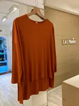Remeron de manga larga en color tostado, confeccionado en morley de viscosa, con diseño suelto y caída fluida.
