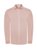 Camisa de hombre color durazno a rayas verticales blancas, de manga larga y cuello camisero.