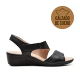 Sandalias de cuero negro con plataforma baja y tira ancha sobre el empeine. Ajuste con velcro en la tira trasera.