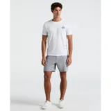 Remera blanca de algodón con cuello redondo y manga corta. Estampado pequeño en el pecho con diseño de postal en tonos celeste y azul.