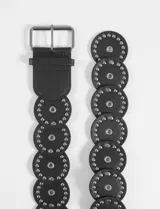 Cinturón negro de cuero vegano con apliques circulares y tachas plateadas.
