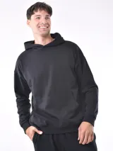 Buzo hoodie negro de corte holgado con bolsillo tipo canguro.