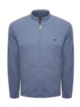 Sweater celeste de punto con cuello alto y cierre completo. Tiene un logo bordado pequeño en el pecho.