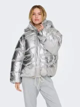 Campera puffer plateada con capucha, cierre frontal con cremallera y botones a presión, bolsillos delanteros con solapa y cordón ajustable en el dobladillo.