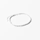 Pulsera de plata enchapada con diseño de cuentas alargadas y cierre ajustable.