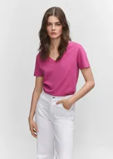 Camiseta de algodón de color fucsia con cuello pico y manga corta, corte recto y tejido ligero.