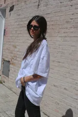 Remera negra de manga corta y cuello redondo, con calce holgado.