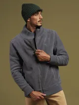 Campera gris con cierre frontal, cuello alto y diseño moderno.
