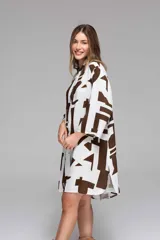 Vestido camisero blanco con estampado de letras negras, de corte recto y manga 3/4.