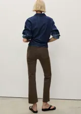 Pantalón de jean marrón de tiro medio, corte flare y diseño crop con dos bolsillos de parche frontales.