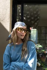 Lentes de sol Foster con montura gruesa de carey y lentes oscuros.