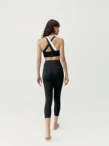 Top deportivo bicolor con asimetría, sujeción media-alta y tirantes cruzados. Confeccionado en tejido Shape_Tech con interior de mesh y copas extraíbles.