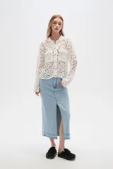 Falda midi de jean celeste con abertura frontal y ruedo desflecado.