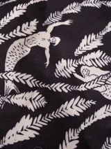 Bolso térmico (cooler bag) de gran tamaño, color marrón rojizo, con estampado mixto de leopardo y cebra. Posee manija superior y correa ajustable para hombro, ambas de cinta blanca con estampado negro de monograma.