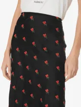 Falda midi negra con estampado de rosas rojas bordadas.