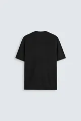 Camiseta negra de corte recto y manga corta, tejida en punto perlado de algodón.