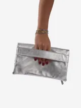 Sobre de fiesta negro charolado con cierre de solapa imantada y tira de cuero para sujetar a la muñeca.