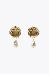 Aros colgantes dorados con forma de concha y perla irregular colgante.
