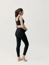 Top deportivo negro de maternidad, con breteles anchos y tecnología seamless para mayor comodidad y sujeción.