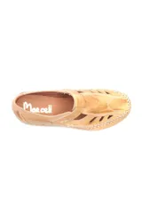 Zapato guillermina de cuero natural con detalles en beige, diseño bajo y cierre de velcro.