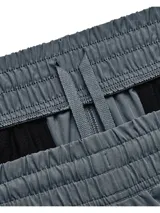 Short deportivo gris con cintura elástica y bolsillos laterales.