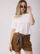 Remera blanca de algodón con bordado floral en el frente.