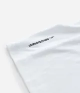 Remera deportiva gris con cuello redondo, mangas cortas, estampa heat print y detalle en los hombros. Confeccionada en tejido de malla con tecnología Dry.