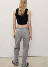 Pantalón de jean gris, de tiro medio, corte recto y cinco bolsillos.