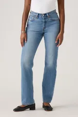 Pantalón de jean celeste de corte recto, tiro alto y calce ajustado en la cintura. Confeccionado en denim de algodón con lavado claro y detalles de desgaste sutiles. Cierre con botones metálicos y cinco bolsillos clásicos.
