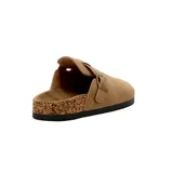 Zueco casual de mujer color beige, con suela baja y hebilla dorada ajustable.
