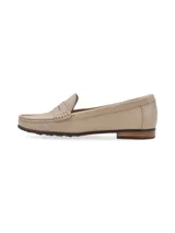 Mocasín Galgo de mujer, confeccionado en cuero color dorado. Diseño clásico y elegante con remache metálico con el logo de la marca.