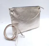 Sobre de cuero tipo flotter con acabado metalizado, diseño versátil que permite usarlo como cartera de mano o bandolera.