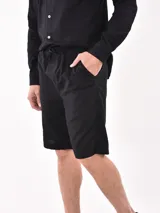 Bermuda de hombre color azul con cintura elastizada y cordón ajustable.