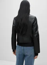 Americana de cuero ovino color negro, con cuello de pico con solapa, diseño crop y entallado, cierre delantero con botones y dos bolsillos de solapa.