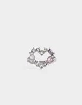Anillo plateado con forma de corazón, adornado con strass blancos y gemas rosas y violetas.