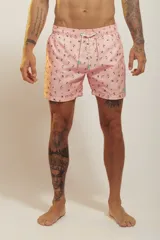 Bañador de hombre color rosa pálido con estampado de golondrinas oscuras. Presenta cintura elástica con cordón ajustable de color crudo y terminales turquesa.
