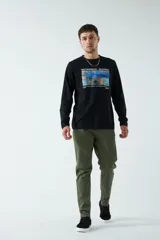 Pantalón de gabardina azul marino, corte slim fit, con bolsillos delanteros y traseros.