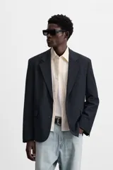 Blazer slim fit color azul marino confeccionado en tejido con viscosa. Cuello con solapas de muesca, manga larga con puño con detalle de botones, bolsillo de vivo en pecho y de solapa en cadera, bolsillo interior, bajo con aberturas en espalda y cierre frontal con botones.