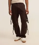 Pantalón cargo recto color negro, de sarga de algodón, con bolsillos laterales con hebillas y trabillas en la cintura.
