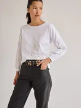 Remera blanca de corte clásico con mangas de tela plana y monograma estampado.