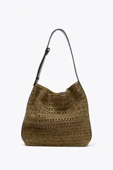 Bolso tipo saca de rafia color marrón con asa de hombro ajustable y detalle lateral. Incluye cartera con bolsillo extraíble y cierre con botón imantado.
