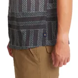 Camisa de manga corta con estampado geométrico en tonos azul, gris y negro.