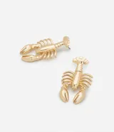 Par de aros dorados con forma de langosta.