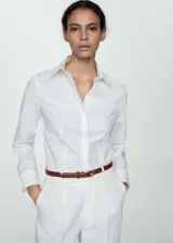 Camisa blanca entallada de popelina de algodón con cuello camisero, cierre frontal con botones y mangas largas con puños abotonados.