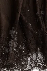 Pollera midi de encaje color marrón oscuro, con cintura elástica y ribete festoneado en el bajo.
